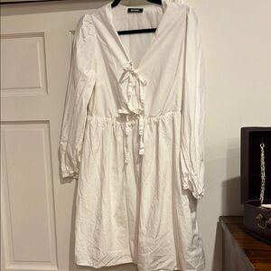 White long sleeve Sleeve dress with the front